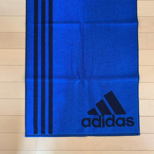 adidas(アディダス)のadidas 新品未使用　3本ライン　バスタオル インテリア/住まい/日用品の日用品/生活雑貨/旅行(タオル/バス用品)の商品写真