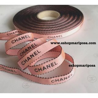 シャネル(CHANEL)のシャネルリボン🎀 サーモンピンク 1m 黒ロゴ入り 縁取り ラッピングリボン(ラッピング/包装)