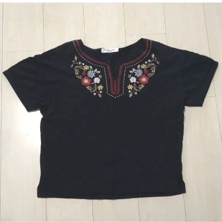 エムズエキサイト(EMSEXCITE)のトップス　花柄刺繍　キーネック(カットソー(半袖/袖なし))