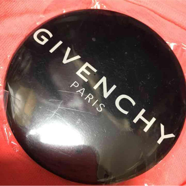 GIVENCHY(ジバンシィ)のジバンシー缶バッチ レディースのファッション小物(キーホルダー)の商品写真