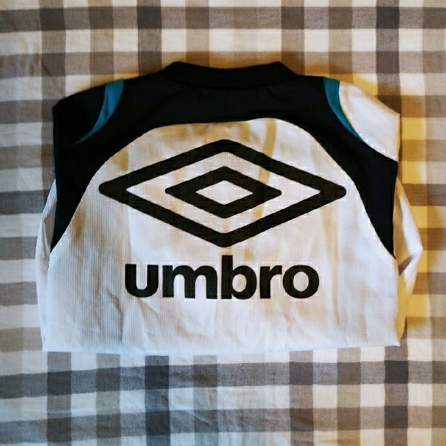 UMBRO(アンブロ)のアンブロ　サッカー　ピステ　アウター　120センチ スポーツ/アウトドアのサッカー/フットサル(ウェア)の商品写真