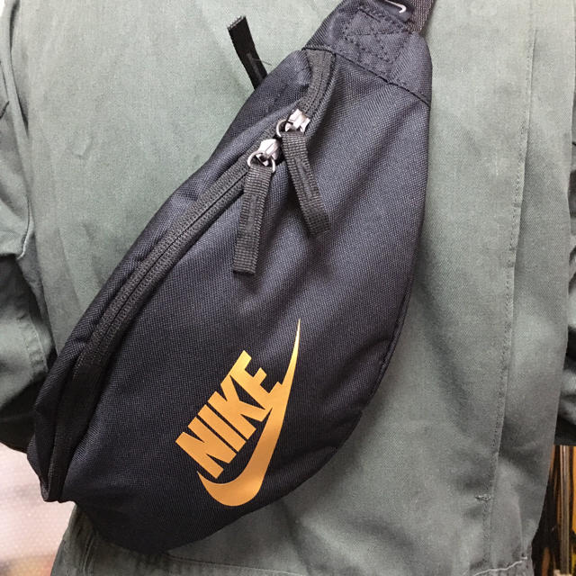 NIKE(ナイキ)のナイキ　ウエストバッグ　ウエストポーチ　斜めがけバッグ　ボディバッグ レディースのバッグ(ボディバッグ/ウエストポーチ)の商品写真
