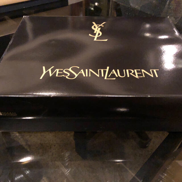 Yves Saint Laurent Beaute(イヴサンローランボーテ)の【新品未使用・送料込】 イブサンローラン　綿１００％毛布 インテリア/住まい/日用品の寝具(毛布)の商品写真