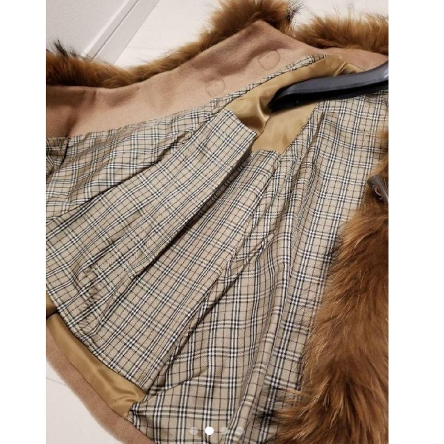 BURBERRY BLUE LABEL(バーバリーブルーレーベル)のレア 新品 バーバリーブルーレーベル ファー付ケープ ポンチョ レディースのジャケット/アウター(ポンチョ)の商品写真