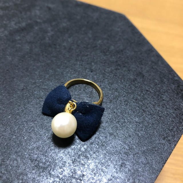 リボン　リング　ゴールド　パール　ネイビー  金　真珠　指輪　おしゃれ　可愛い レディースのアクセサリー(リング(指輪))の商品写真