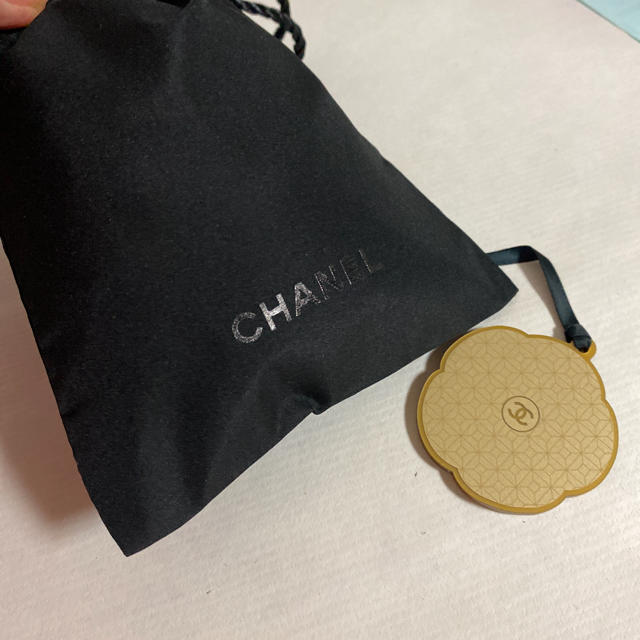 CHANEL(シャネル)の3055   CHANEL ミニポーチ　　ゴールドカメリア型チャーム レディースのファッション小物(ポーチ)の商品写真