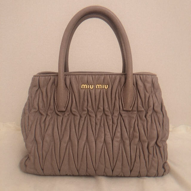 miumiu(ミュウミュウ)のMIUMIU miumiu ハンドバッグ　正規品 レディースのバッグ(ハンドバッグ)の商品写真