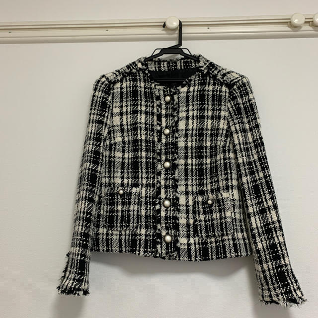 ZARA(ザラ)のZARA未使用　ツイードジャケット　ノーカラー　パール レディースのジャケット/アウター(ノーカラージャケット)の商品写真