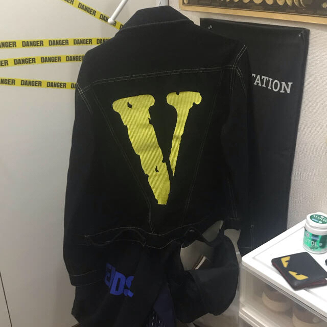 VLONE jacket ヴィーロン 刺繍 両ロゴ デニムジャケット メンズのジャケット/アウター(Gジャン/デニムジャケット)の商品写真