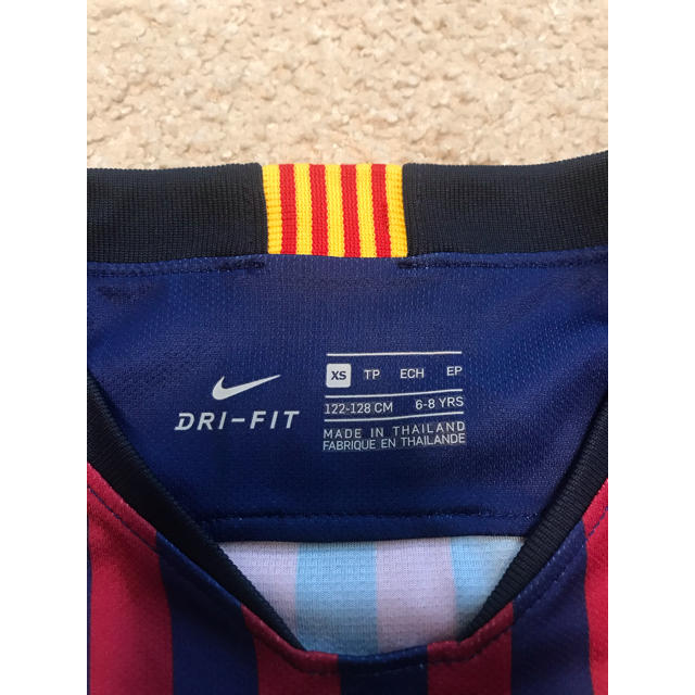 NIKE(ナイキ)のバルセロナ キッズ レプリカユニフォーム122〜128cm スポーツ/アウトドアのサッカー/フットサル(ウェア)の商品写真