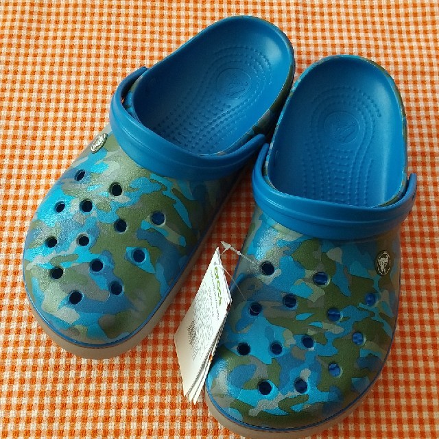 crocs(クロックス)のクロックス crocband prited clog ブルー迷彩 M9W11 メンズの靴/シューズ(サンダル)の商品写真