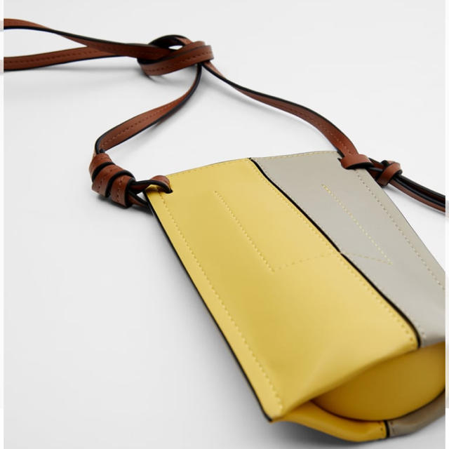 ZARA(ザラ)のZARAクロスボディ携帯ケース レディースのバッグ(ショルダーバッグ)の商品写真