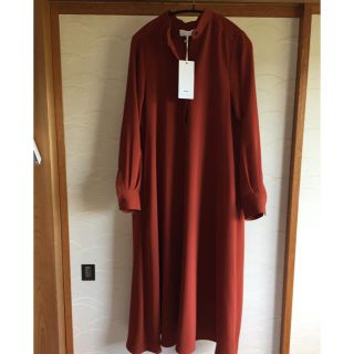 コモリ(COMOLI)のgraphpaper satin band collar dress(ロングワンピース/マキシワンピース)