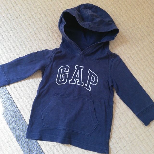 babyGAP(ベビーギャップ)のベビーギャップ90　パーカー　フード キッズ/ベビー/マタニティのキッズ服男の子用(90cm~)(Tシャツ/カットソー)の商品写真