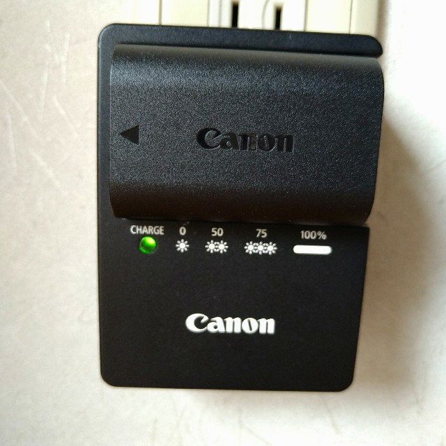 Canon(キヤノン)のキヤノンCANON純正【LC-E6】バッテリーチャージャー スマホ/家電/カメラのスマートフォン/携帯電話(バッテリー/充電器)の商品写真