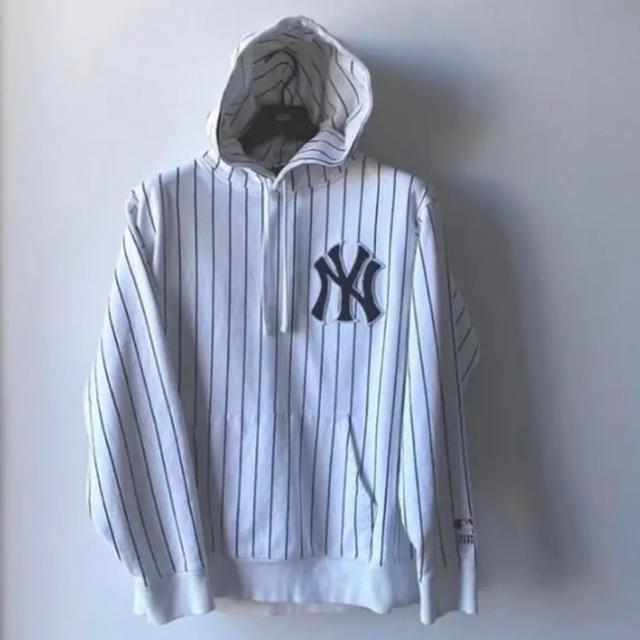 【MLB × Kith】ヤンキースストライプ　パーカー メンズのトップス(パーカー)の商品写真