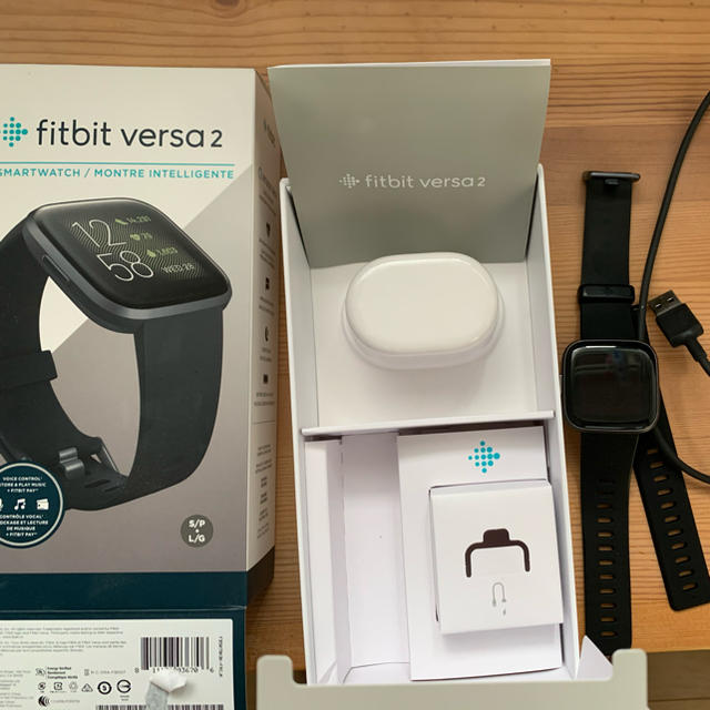 fitfit(フィットフィット)のFitbit Versa2 FB507BKBK-FRCJK ブラック カーボン スポーツ/アウトドアのトレーニング/エクササイズ(トレーニング用品)の商品写真