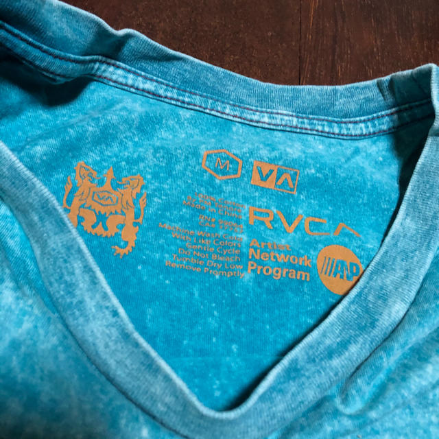 RVCA(ルーカ)のrvca ルーカ　tシャツ Mサイズ　グリーンライト メンズのトップス(Tシャツ/カットソー(半袖/袖なし))の商品写真