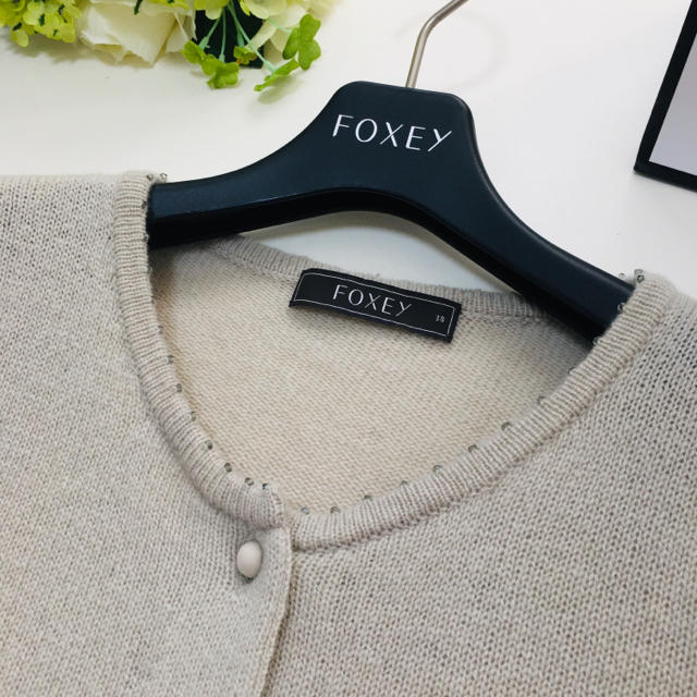 FOXEY(フォクシー)の美品　フォクシー　FOXEY カシミヤ100% 装飾　カーディガン レディースのトップス(カーディガン)の商品写真