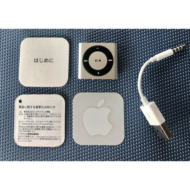 Apple(アップル)のiPod Shuffle Silver 2GB 型番 : MD778J/A スマホ/家電/カメラのオーディオ機器(ポータブルプレーヤー)の商品写真