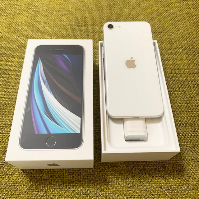 iPhone(アイフォーン)の新品　iPhone SE 2 本体　ホワイト　64GB スマホ/家電/カメラのスマートフォン/携帯電話(スマートフォン本体)の商品写真