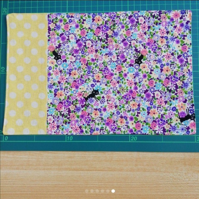 [ハンドメイド] 紫の花畑ねこ×イエロー×ピンク　ランチョンマット ハンドメイドのキッズ/ベビー(外出用品)の商品写真
