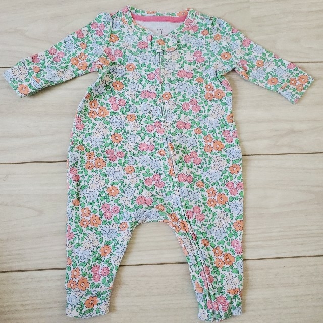 babyGAP(ベビーギャップ)のbabyGAP  花柄 カバーオール ファスナー付き キッズ/ベビー/マタニティのベビー服(~85cm)(カバーオール)の商品写真