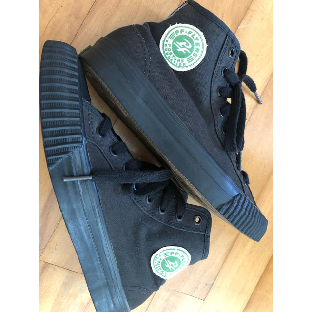 PF-FLYERS(ピーエフフライヤーズ)のPF・FLYERSﾋﾟｰｴﾌﾌﾗｲﾔｰｽﾞスニーカー24.5cm レディースの靴/シューズ(スニーカー)の商品写真