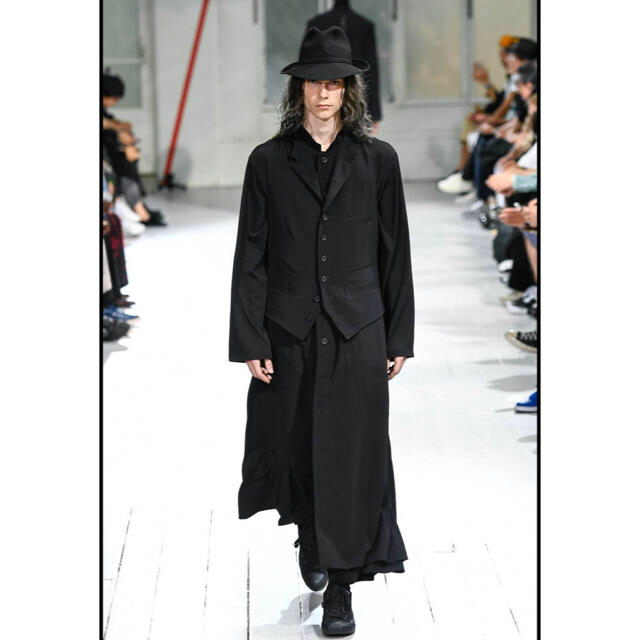 Yohji Yamamoto(ヨウジヤマモト)の【9/25までの出品】ヨウジヤマモト　タキシードベスト　20ss メンズのトップス(ベスト)の商品写真