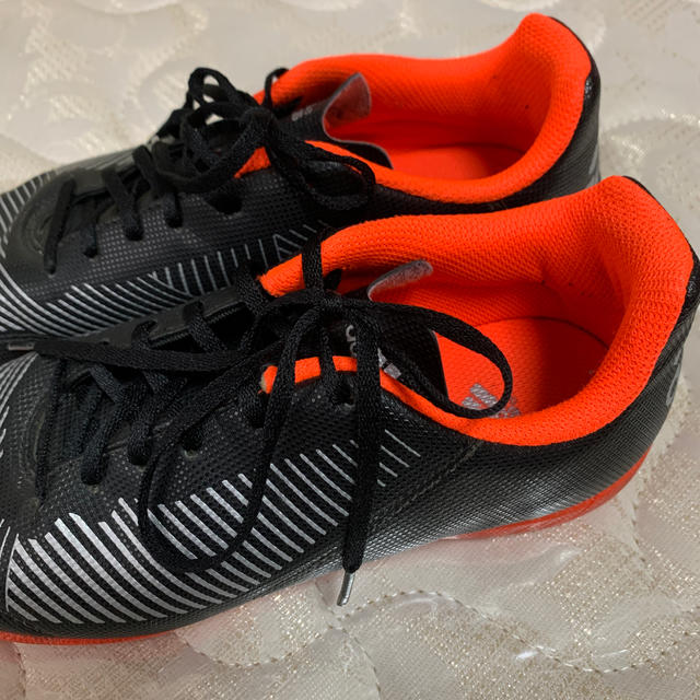 adidas(アディダス)のadidas スパイク24㎝ スポーツ/アウトドアのサッカー/フットサル(シューズ)の商品写真