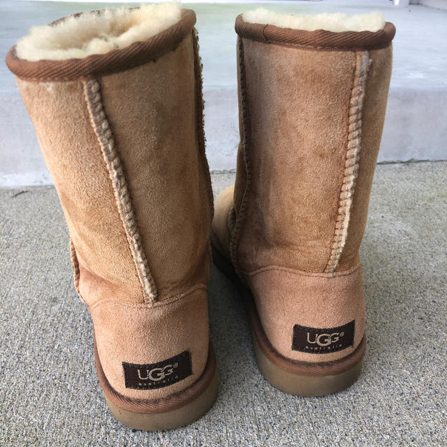 UGG(アグ)のアグ　ムートンブーツ　ミドル丈　ベージュ レディースの靴/シューズ(ブーツ)の商品写真