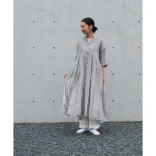 ソイル(SOIL)の板倉直子さん着用 maison de soil ピンタックワンピース grey (ひざ丈ワンピース)