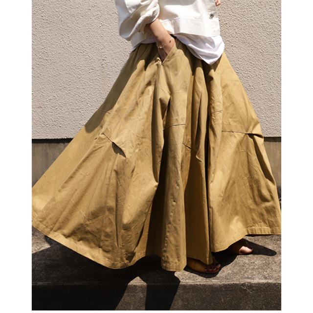 antiqua(アンティカ)のantiqua ボリュームロングスカート　チノベージュ レディースのスカート(ロングスカート)の商品写真
