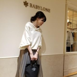 バビロン(BABYLONE)のBABYLONE クロスオフショルプルオーバー　白　スウェット　パーカー(パーカー)