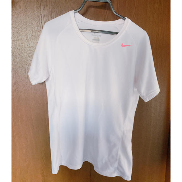 NIKE(ナイキ)のナイキ　Tシャツ レディースのトップス(Tシャツ(半袖/袖なし))の商品写真