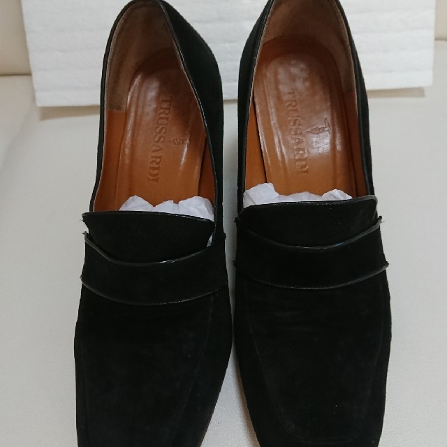 Trussardi(トラサルディ)のトラサルディ スエードブラックパンプス レディースの靴/シューズ(ハイヒール/パンプス)の商品写真