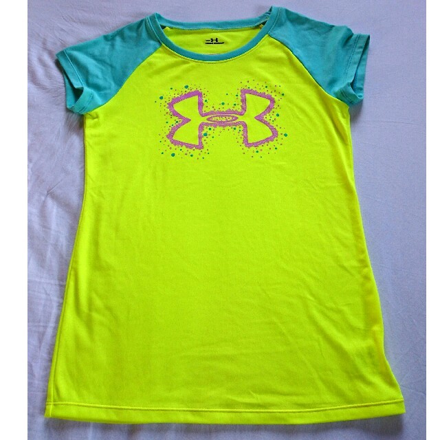 UNDER ARMOUR(アンダーアーマー)のアンダーアーマー 半袖シャツ 140 キッズ/ベビー/マタニティのキッズ服女の子用(90cm~)(Tシャツ/カットソー)の商品写真