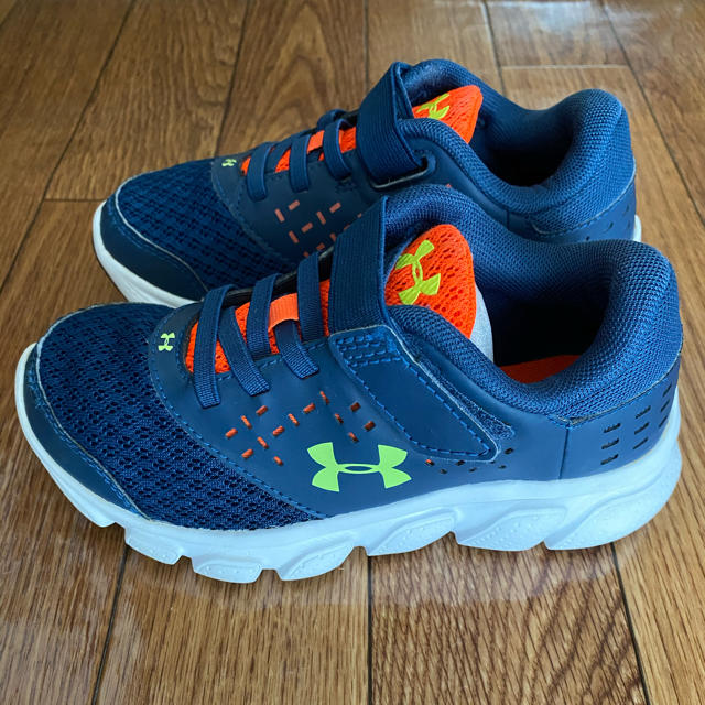 UNDER ARMOUR(アンダーアーマー)のykc_581様　専用 キッズ/ベビー/マタニティのキッズ靴/シューズ(15cm~)(スニーカー)の商品写真