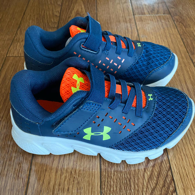 UNDER ARMOUR(アンダーアーマー)のykc_581様　専用 キッズ/ベビー/マタニティのキッズ靴/シューズ(15cm~)(スニーカー)の商品写真