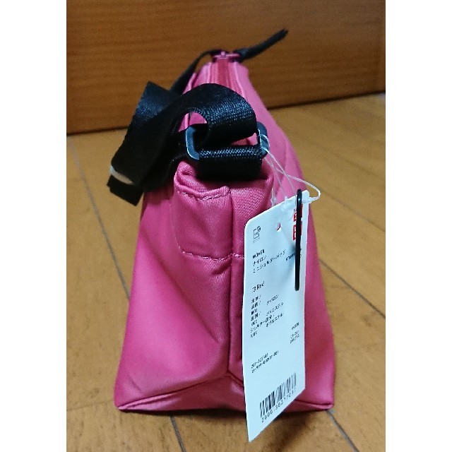 UNIQLO(ユニクロ)の新品★ユニクロ ミニショルダーバッグ red  送料無料 レディースのバッグ(ショルダーバッグ)の商品写真