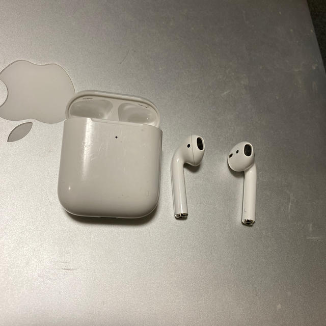 Apple(アップル)のApple airpods 第二世代 スマホ/家電/カメラのオーディオ機器(ヘッドフォン/イヤフォン)の商品写真