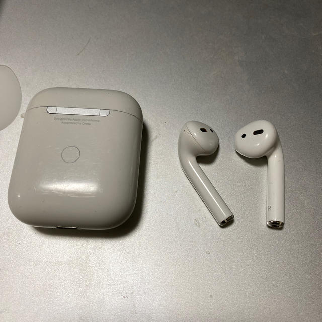 Apple(アップル)のApple airpods 第二世代 スマホ/家電/カメラのオーディオ機器(ヘッドフォン/イヤフォン)の商品写真