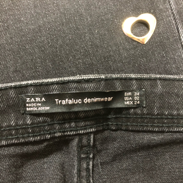 ZARA(ザラ)のZara ブラックデニム　ハートスタッズ レディースのパンツ(デニム/ジーンズ)の商品写真