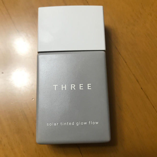 THREE(スリー)のTHREE ソーラーティンティドグローフロー01 コスメ/美容のベースメイク/化粧品(ファンデーション)の商品写真