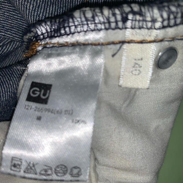 GU(ジーユー)のGU 男女兼用ジーパン140 キッズ/ベビー/マタニティのキッズ服男の子用(90cm~)(パンツ/スパッツ)の商品写真