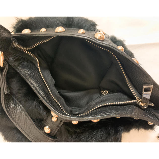 moussy(マウジー)の【moussy】ラビットファーbag🐰🖤 レディースのバッグ(ハンドバッグ)の商品写真