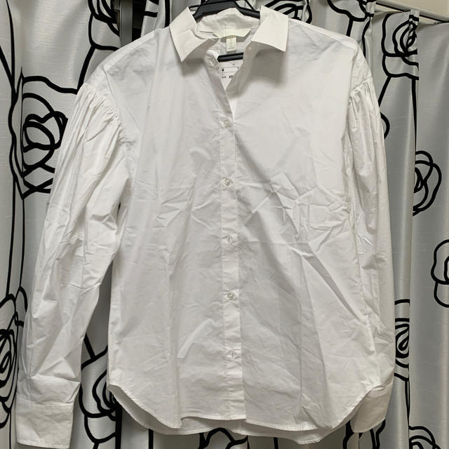 H&M(エイチアンドエム)のh&m シャツ × ニットベスト レディースのトップス(シャツ/ブラウス(長袖/七分))の商品写真