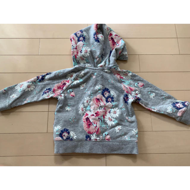 babyGAP(ベビーギャップ)のbaby GAP  パーカー 花柄 90 キッズ/ベビー/マタニティのキッズ服女の子用(90cm~)(ジャケット/上着)の商品写真