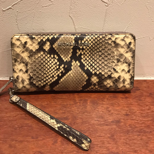 Michael Kors(マイケルコース)のバタバタ6368様専用　マイケルコース  パイソンフェイクレザー長財布　美品 レディースのファッション小物(財布)の商品写真