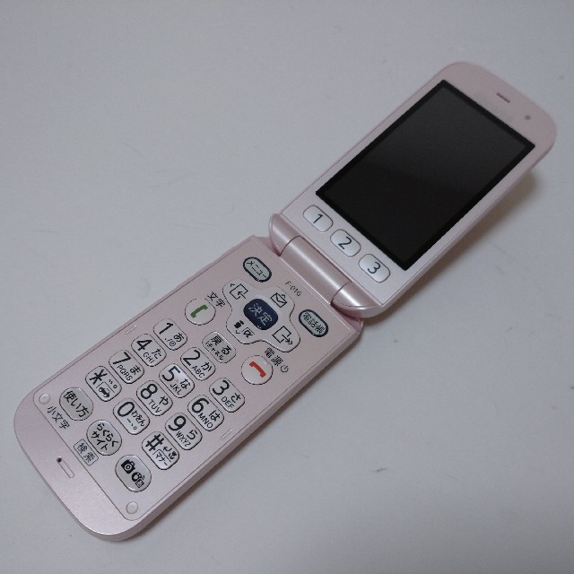 富士通(フジツウ)のdocomo F-01G ピンク らくらくホン ベーシック4 7/30 ②579 スマホ/家電/カメラのスマートフォン/携帯電話(携帯電話本体)の商品写真